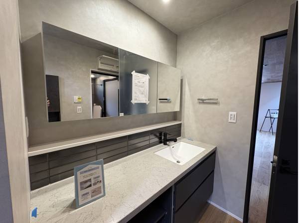 広いドレッサーです