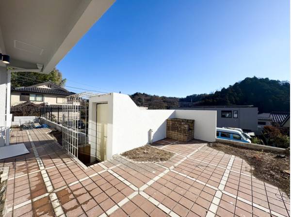 テラコッタ調の心地よいテラス