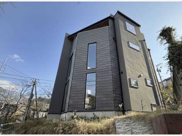 通り沿いに目を引く外観です