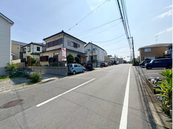 前面道路は広く閑静な住宅地のため駐車も楽々です