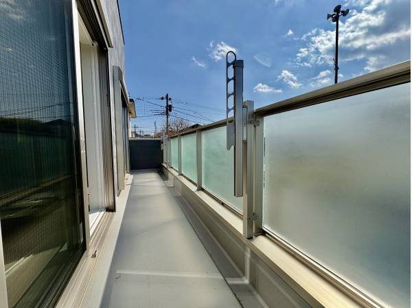 ベランダはリビングの目の前に広々としております。