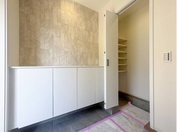 品のある玄関スペース SICは扉付きなので生活感のないすっきりとしたエントランスにできそう