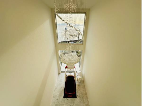 2階から望む開放感溢れるホール