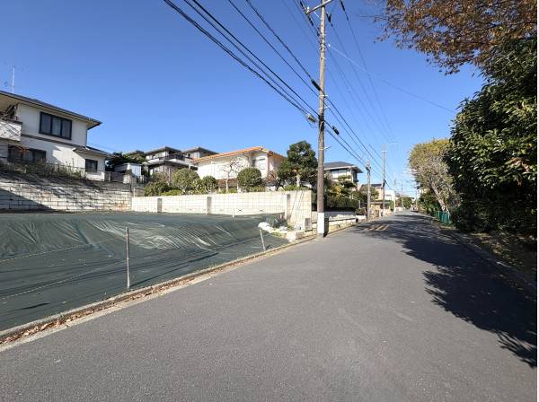 周囲の街並みと調和する穏やかな道路幅がゆったりとした動線をつくります