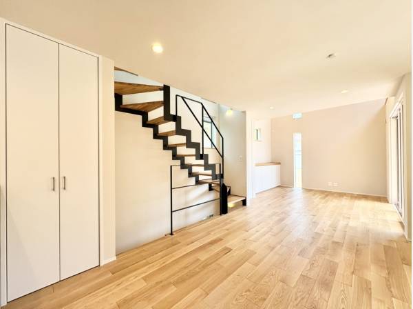 木のぬくもりを感じるデザインの室内空間