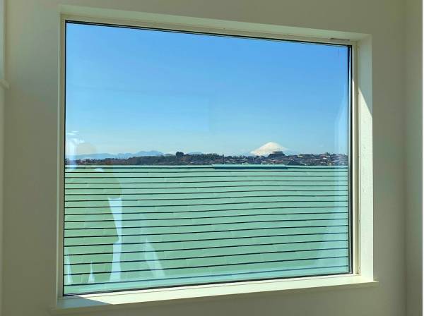 こちらもフィックス窓。屋上に出る階段ホールから富士山と伊豆の山並みが。