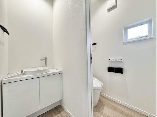 2階にもトイレと単独洗面を配置