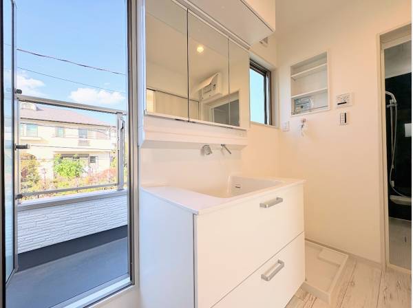 サニタリールームからもバルコニーへ出ることができます