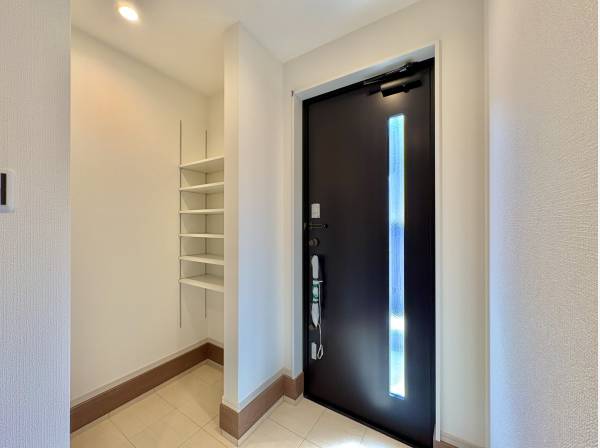 SIC完備の玄関も解放感がございます。