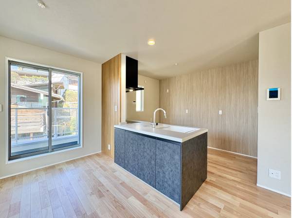 ペニンシュラタイプのキッチンは開放的な空間に