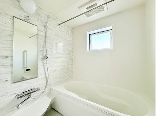 浴室乾燥機付きのバスルーム