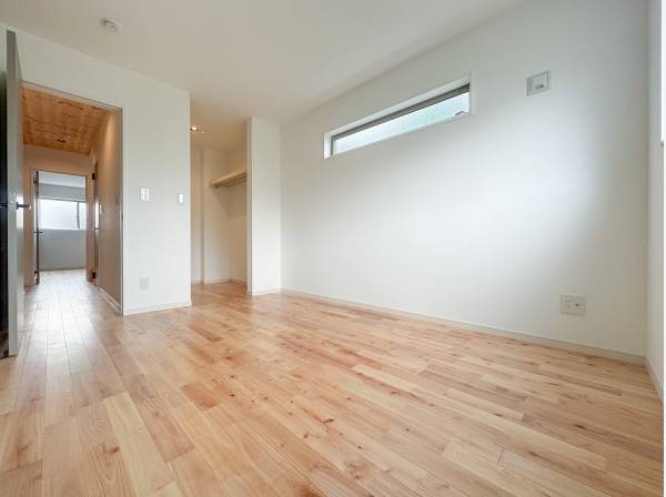 WICを完備した二面採光の納戸は主寝室にいかがでしょう