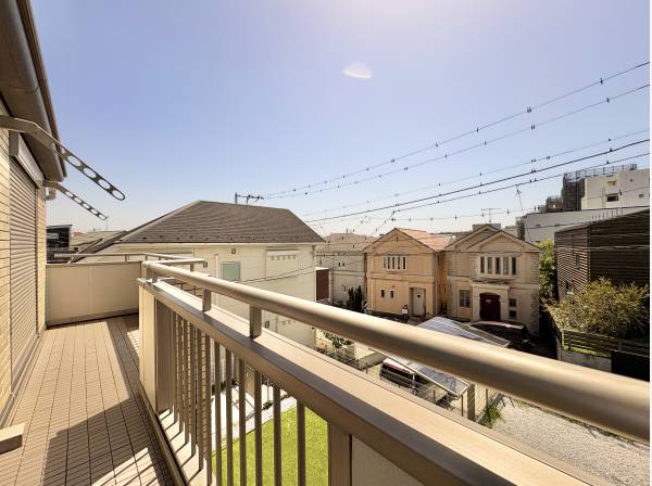 バルコニーはワイドタイプ。ご家族の布団も十分に干せます
