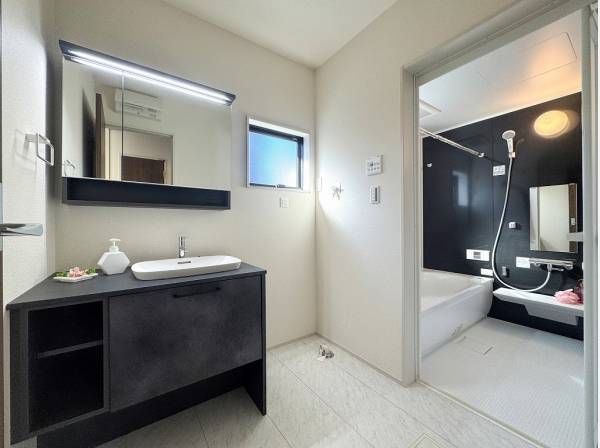 バスサニタリーはシックな雰囲気で何気ない身支度も優雅な時間に