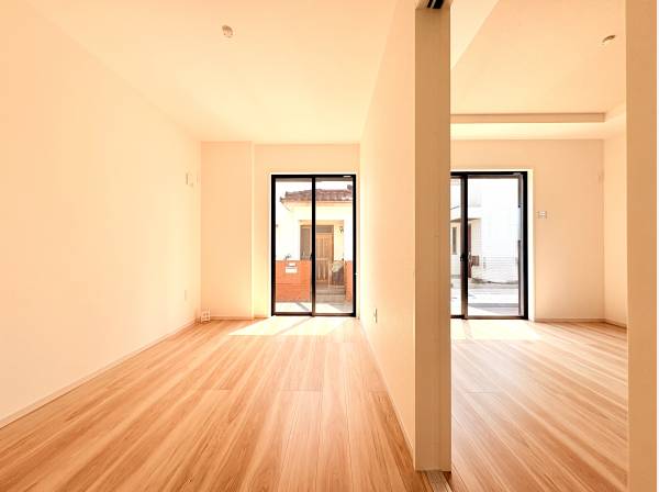 南向きの窓からたっぷりと光を取り込む、温かみのある洋室空間