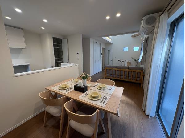 キッチンの前にダイニングあり、奥にはリビングがあります。