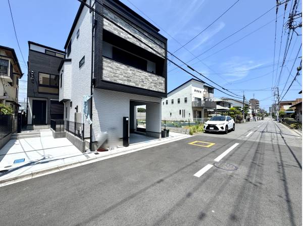 道路が広く車の駐車も安心です