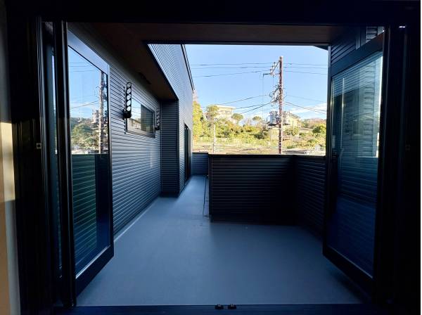 リビングから繋がるオープンエアバルコニー