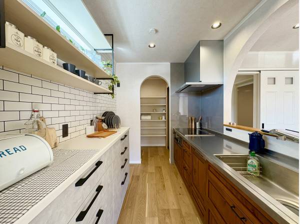 アーチ型の目を引くキッチンスペース