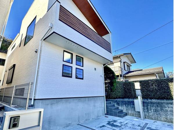 白を基調とした、飽きのこない建物外観