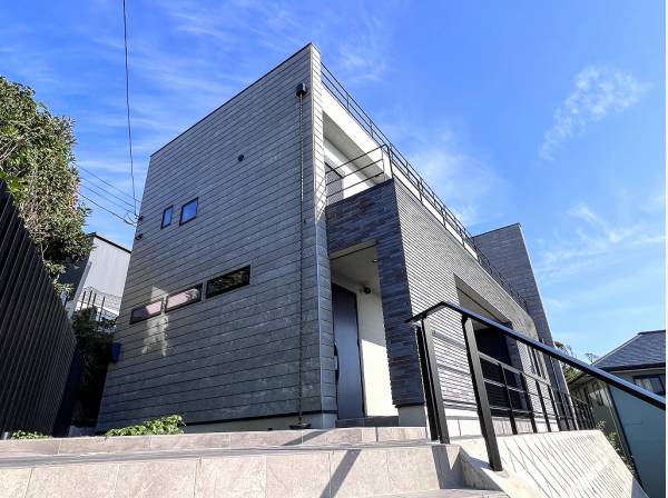 各階にアウトドアスペースを設けた海と一体となる工夫溢れるお住まい