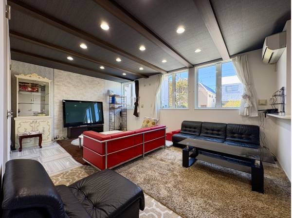 白と黒の内装が目を引くLDK