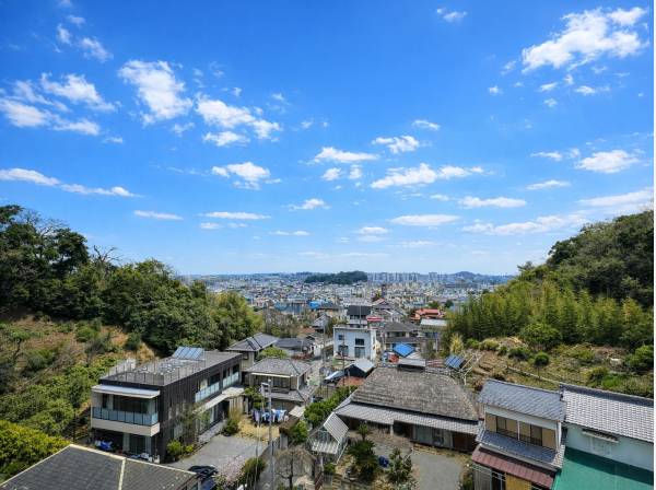 遠くまで広がる街並みを望む開放的な眺望