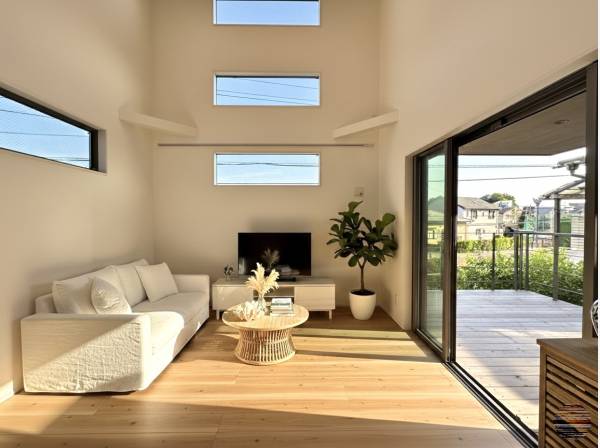 リビング上部は吹き抜け
※家具はCGによるイメージ