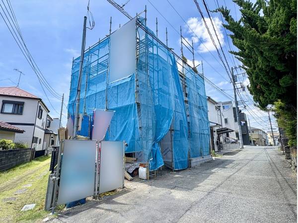 交通量の少ない静かな通り沿いに佇むお住まいです