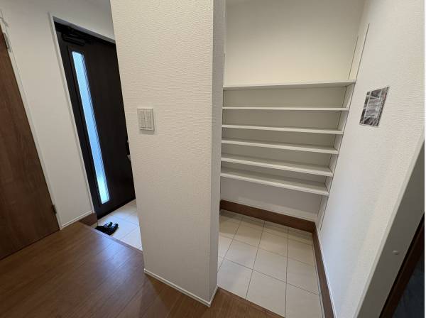 玄関は広くて収納力もあります！