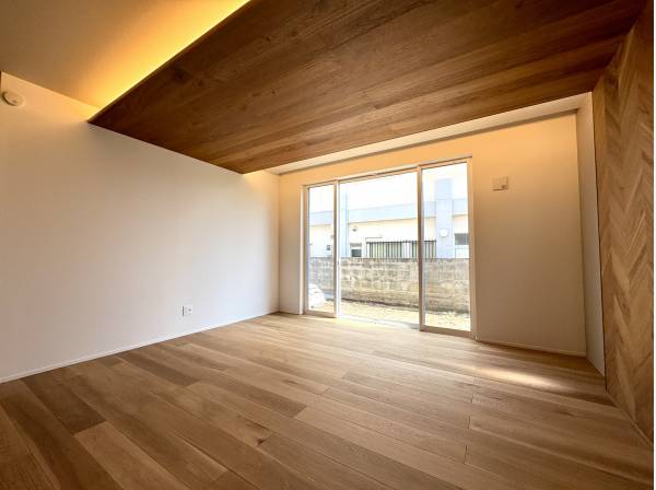 朝、目覚めてすぐに庭へ。寝室の窓を開ければ、室内と屋外が緩やかに繋がり