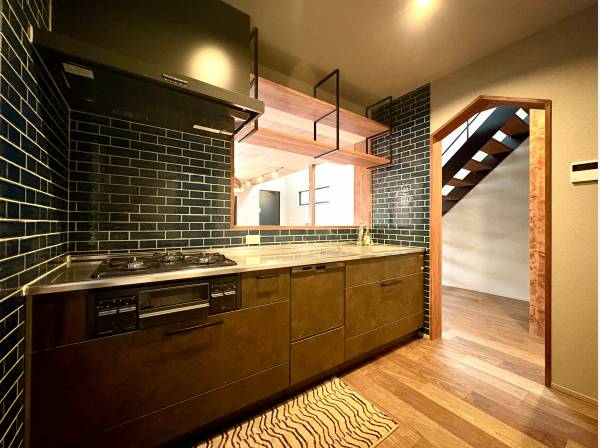 キッチンスペースもこだわりのタイル張り