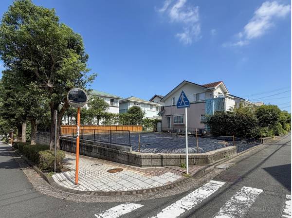 豊かな緑に包まれた静かな住宅街の一画です