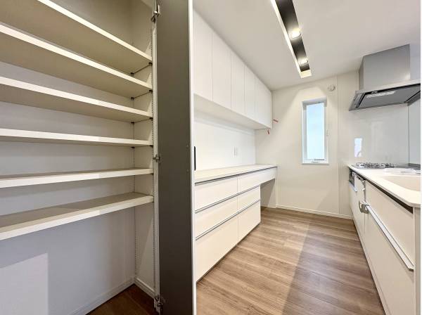 キッチン背面にはパントリーとカップボード付き