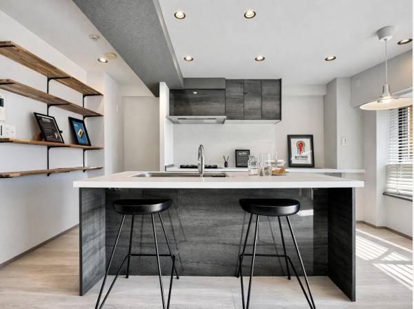 スタイリッシュなアイランドキッチンを採用。