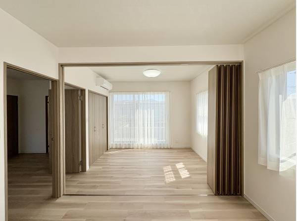 2階の洋室。仕切りで2部屋にも分けることができます。