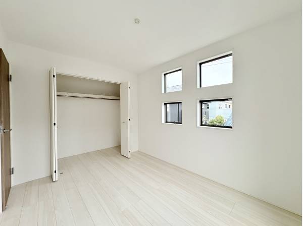 4窓がお洒落な洋室