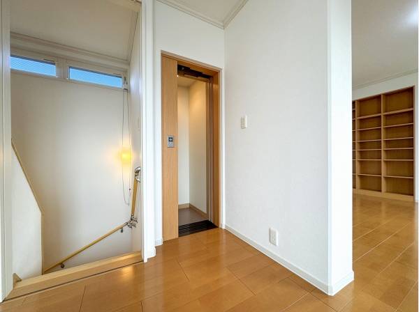 ホームエレベーターが完備され移動もお荷物の運搬もラクラク♪