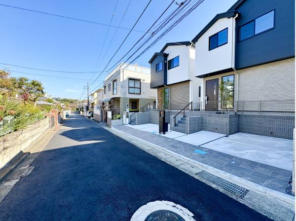 前面道路は約5ｍあり広々としております