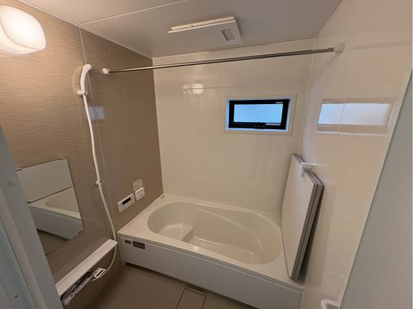 お風呂には浴室乾燥機が付いております。