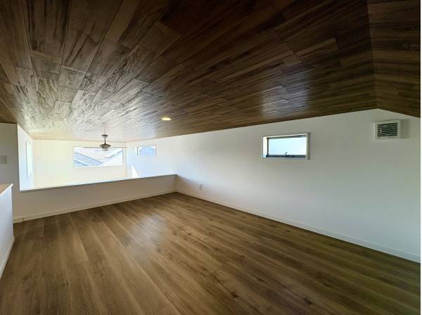 固定階段より上がれるロフトスペースは収納としても活用できます