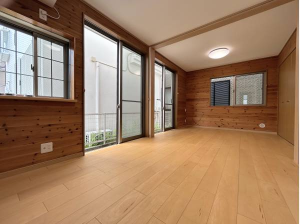 こちらの寝室は約10.6帖御座います