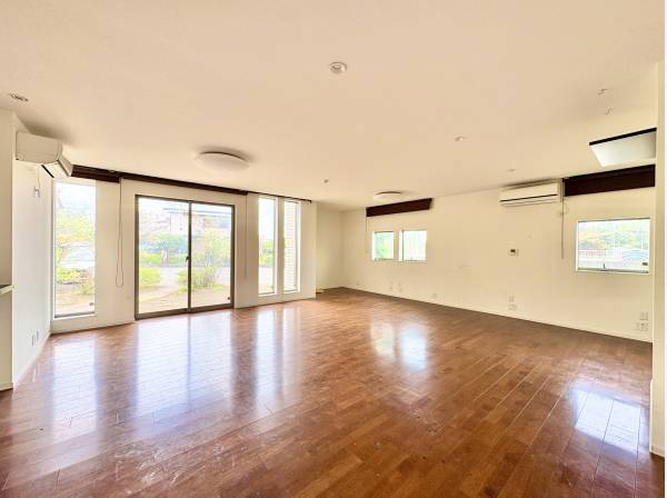 １階の居室（29.5帖）です