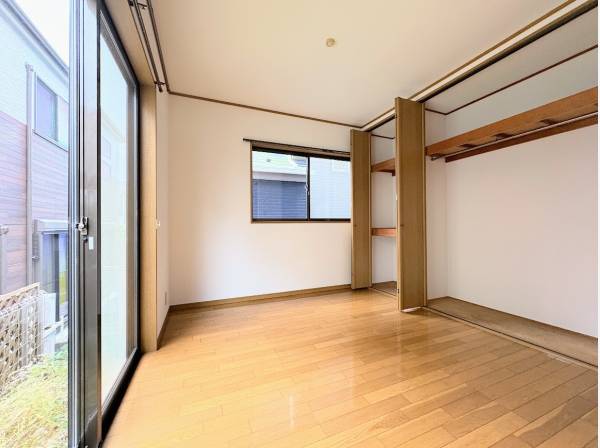 バルコニーへとつながる洋室