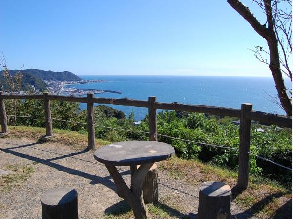 披露山公園まで約270m・徒歩約4分