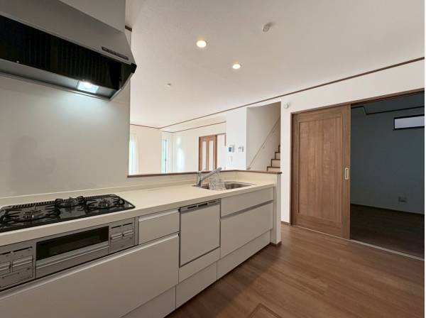 システムキッチンは広々としており背面にカップボードを置いても◎