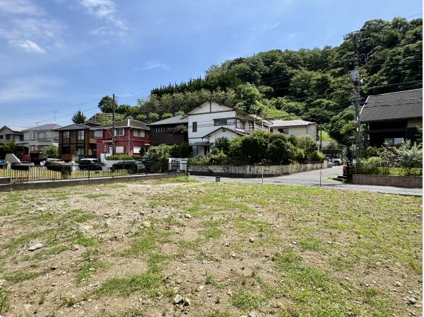 山の緑に抱かれる、静かな時間が流れる住環境です。