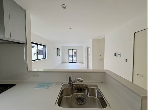 キッチンから部屋全体を見渡すことができます