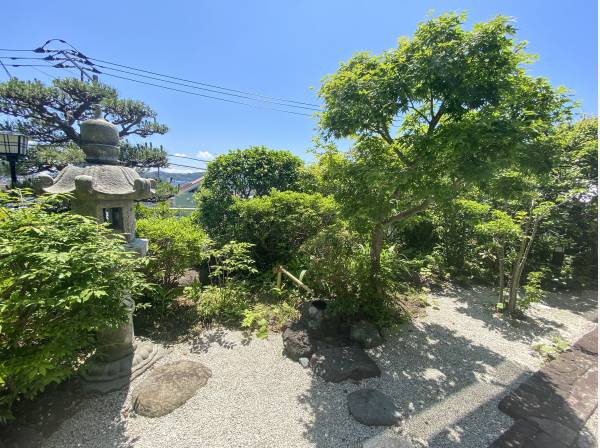 庭園の片隅には風情ある石灯篭が寄り添う