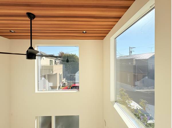 リビング上部吹き抜け仕様で明るい室内